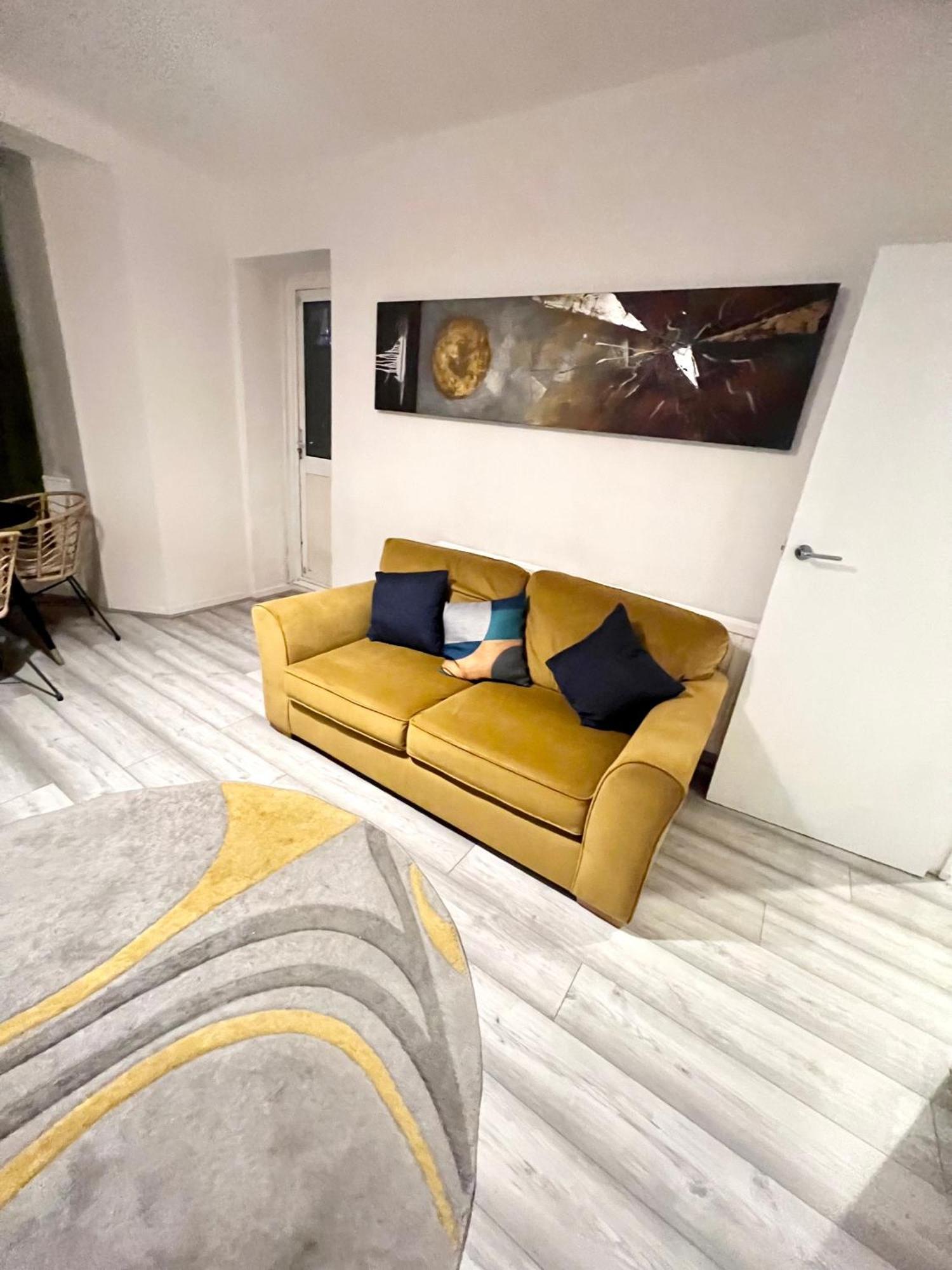 2 Bedroom Flat With Balcony In White City, Hammersmith Appartamento