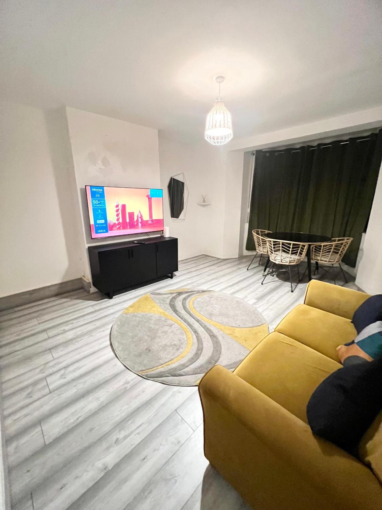 2 Bedroom Flat With Balcony In White City, Hammersmith Appartamento *