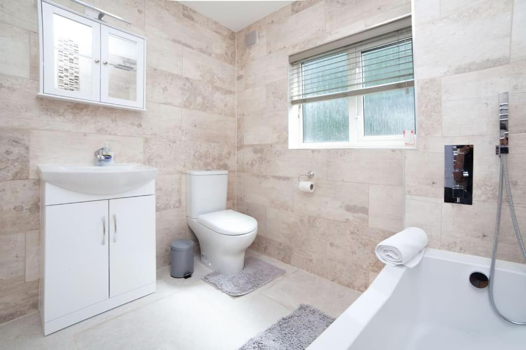 Spacy 3 Bedroom Woolwich Lägenhet London