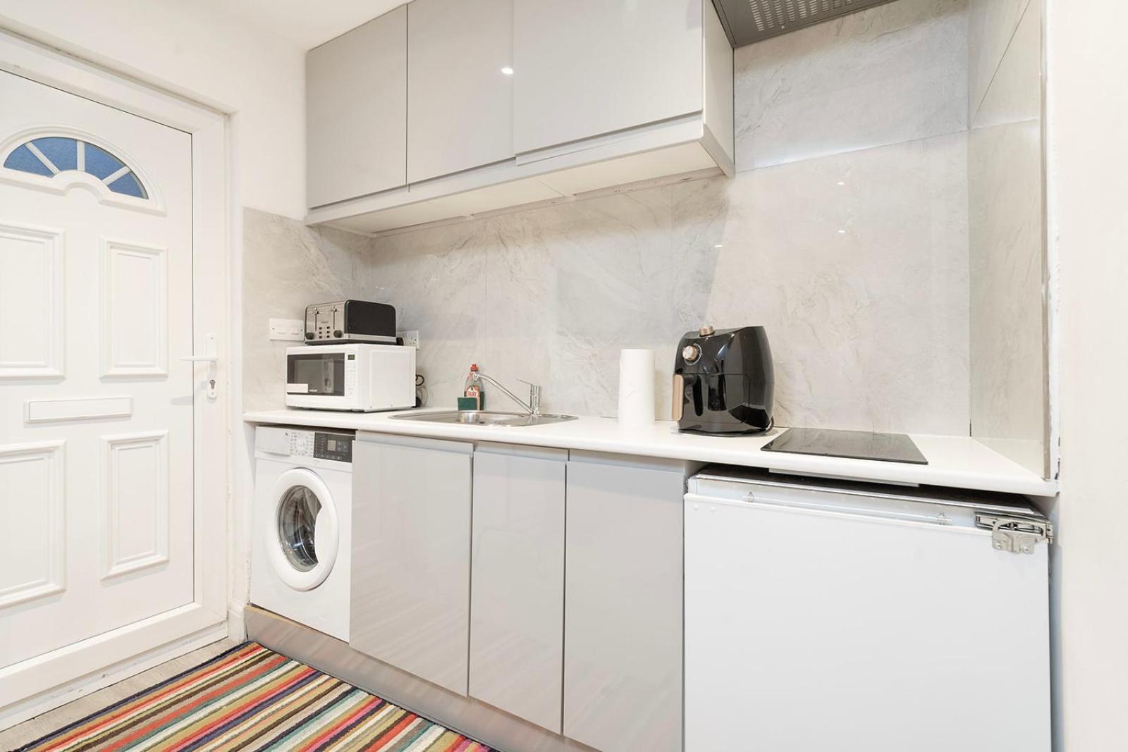 Leilighet Cosy 1 Bedroom Walking Distance To Mall With Parking Available London