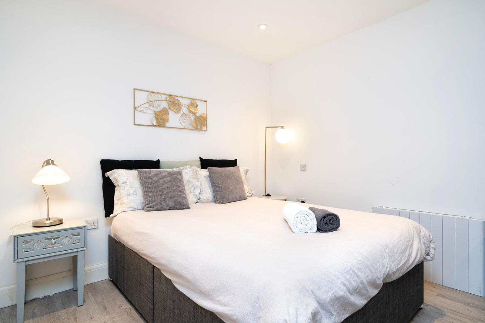 Cosy 1 Bedroom Walking Distance To Mall With Parking Available Leilighet
