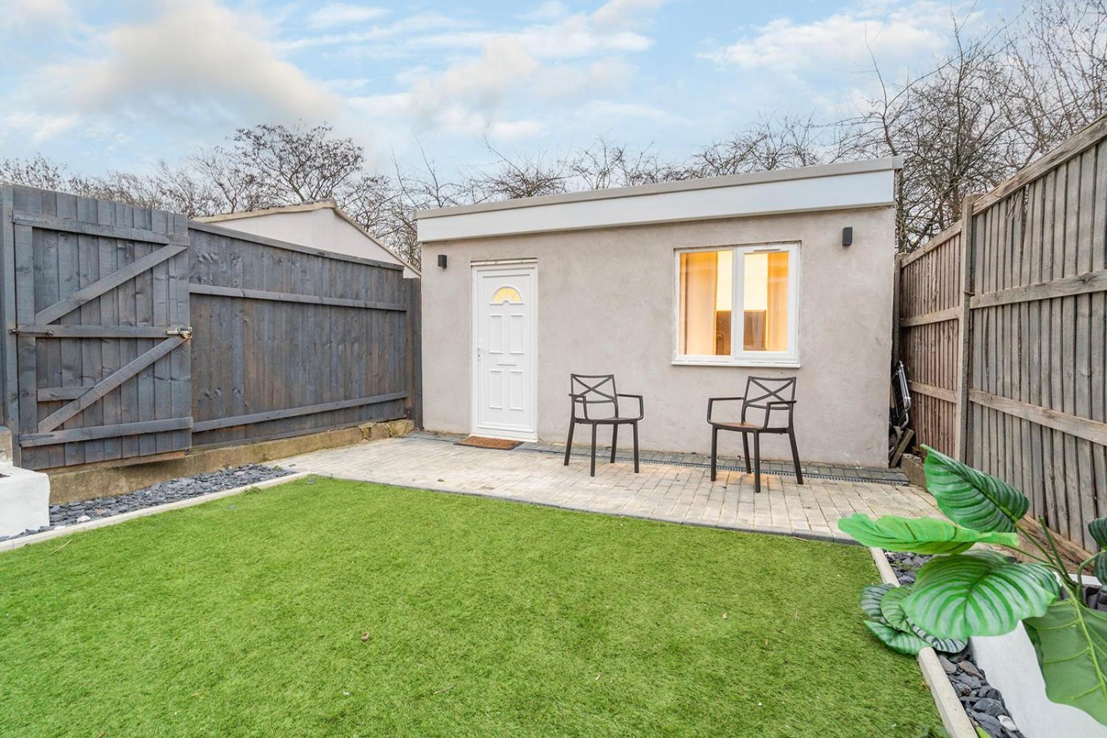 Leilighet Cosy 1 Bedroom Walking Distance To Mall With Parking Available *