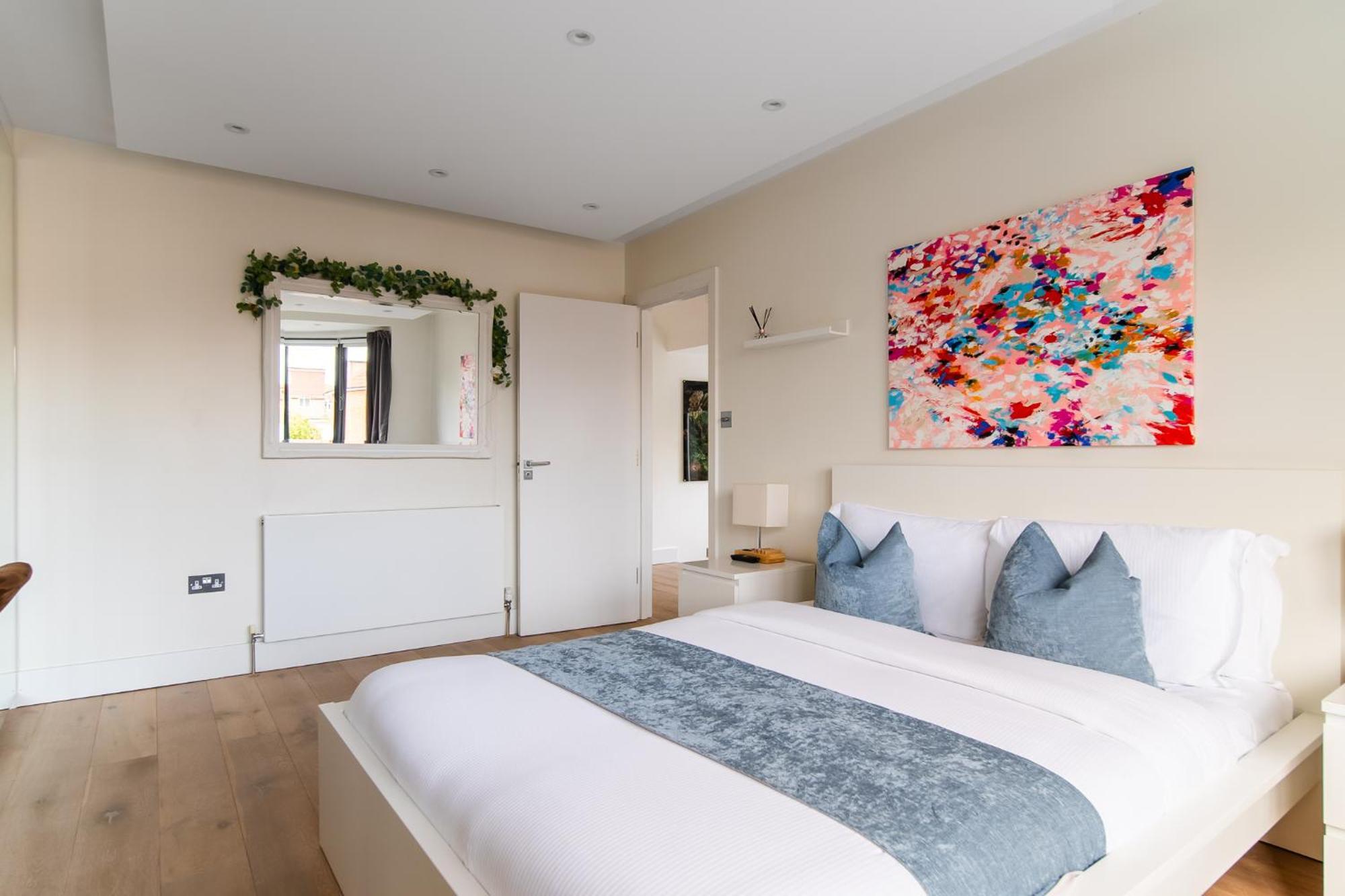 Holiday home 4 Bed 4 Bath House By Livestay Short Lets & Serviced With Parking, Jacuzzi & Garden