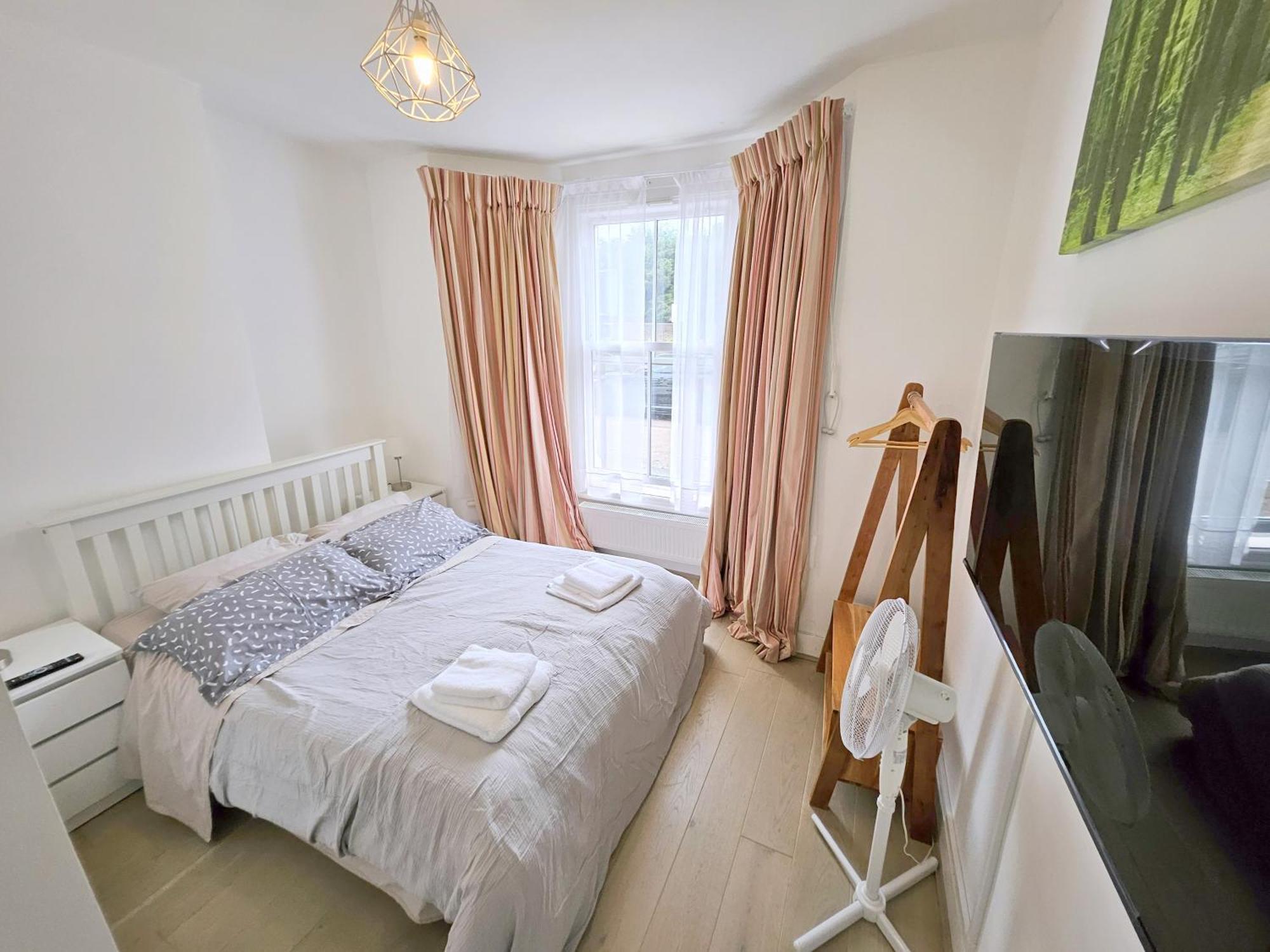Two Bedroom Flat With Private Patio In Battersea Lägenhet *