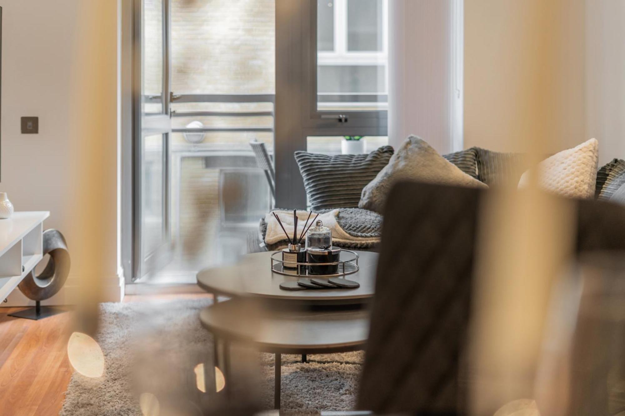 2 Bedroom In Hoxton Square, Shoreditch, London, N1 * Londra