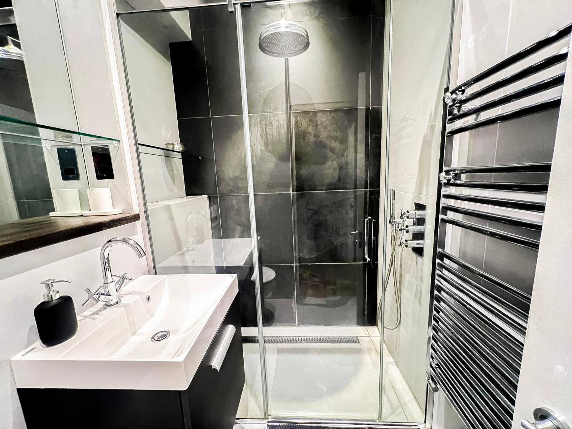 Sleek 2 Bedroom Flat With Private Patio & Firepit In Shepherds Bush, Near Hammersmith Leilighet