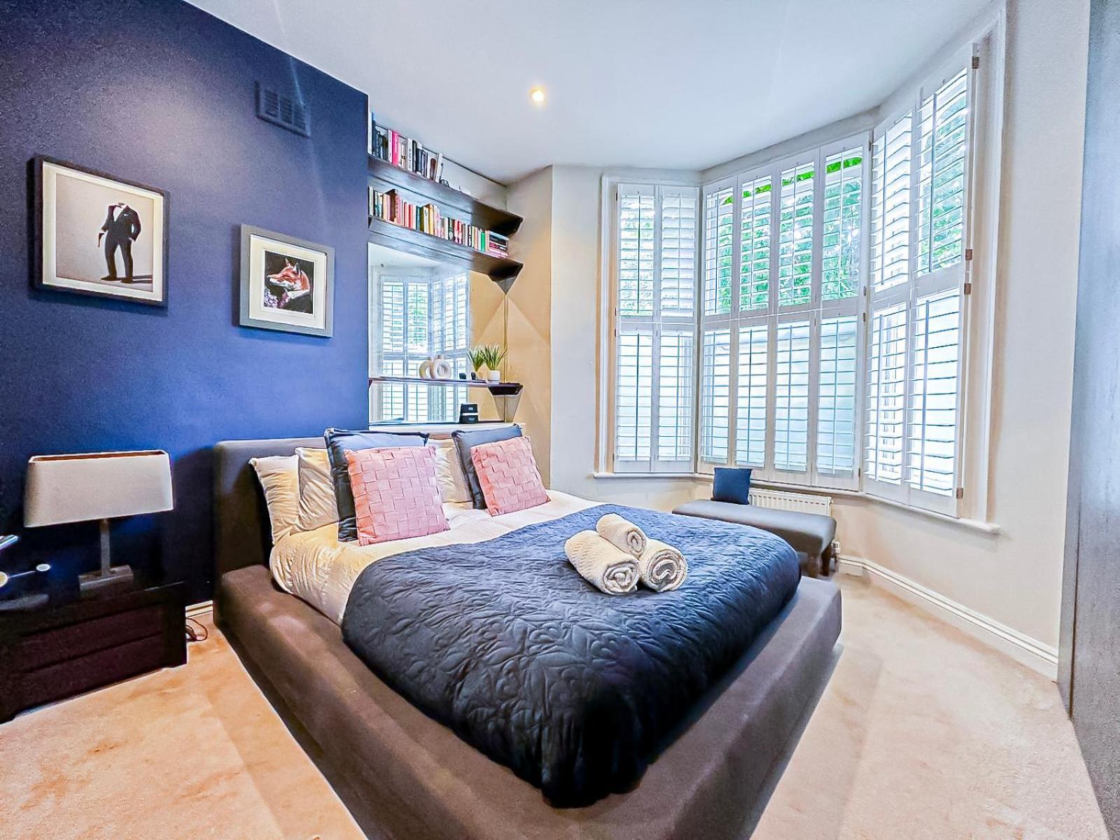Sleek 2 Bedroom Flat With Private Patio & Firepit In Shepherds Bush, Near Hammersmith Leilighet London