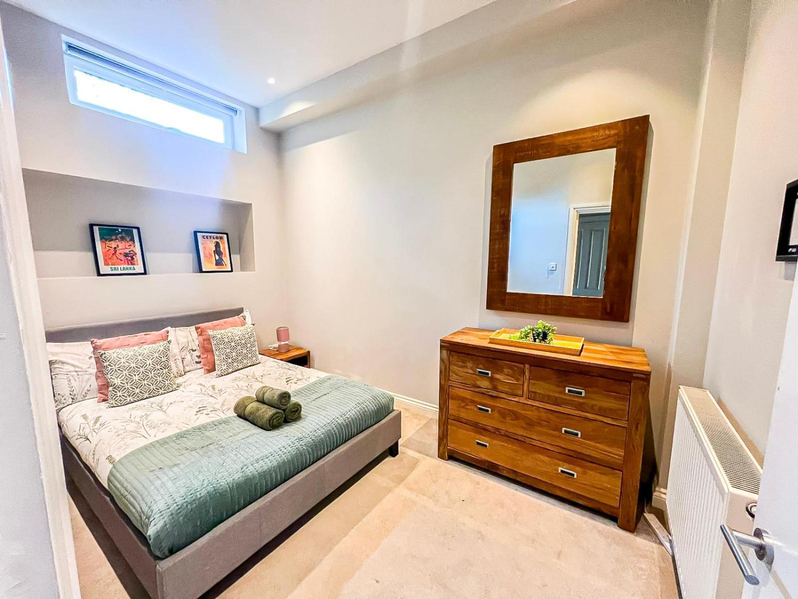 Leilighet Sleek 2 Bedroom Flat With Private Patio & Firepit In Shepherds Bush, Near Hammersmith London