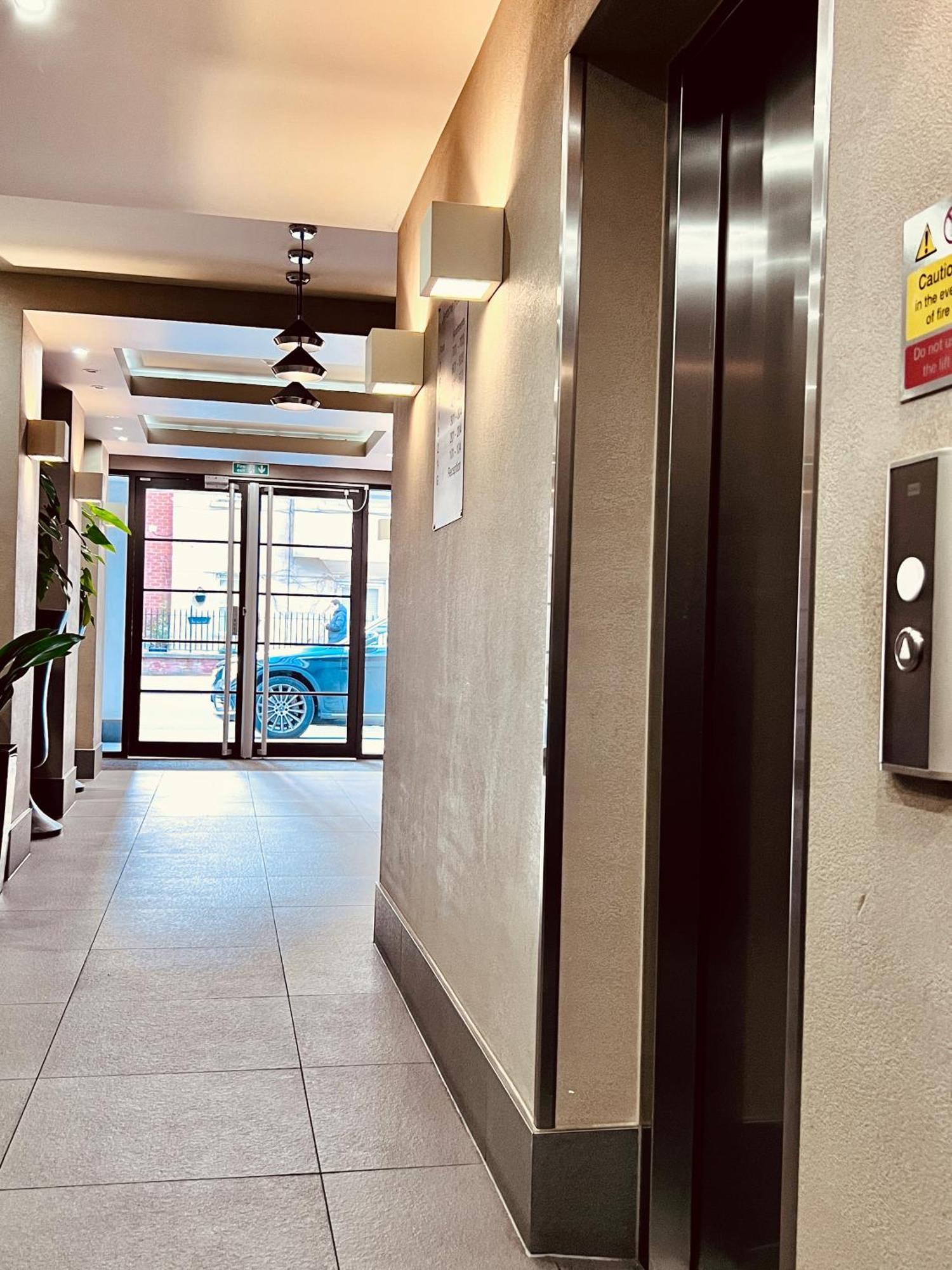 Modern 2br And Elevator C-london Londen