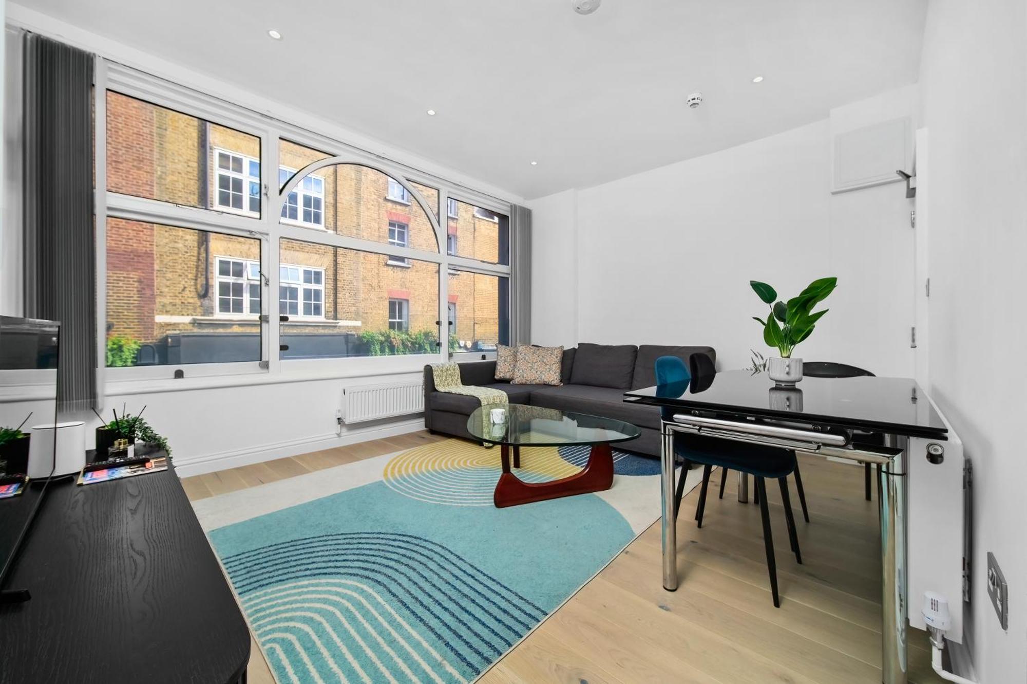 Soho One Bedroom Apartment *