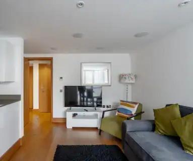 Modern 2br And Elevator C-london