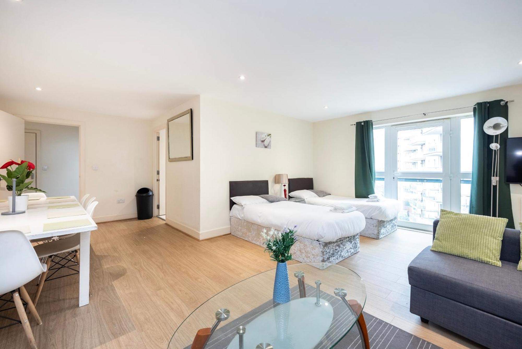 Apartment Heads On Bed -canary Wharf Docklands For The Larger Groups London