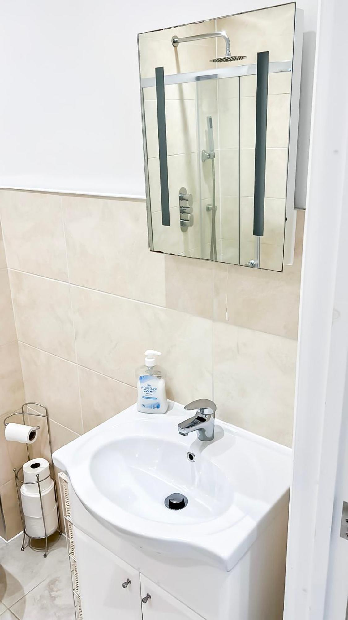 Charming 2-bedroom Flat In Shepherd's Bush, Near Hammersmith London