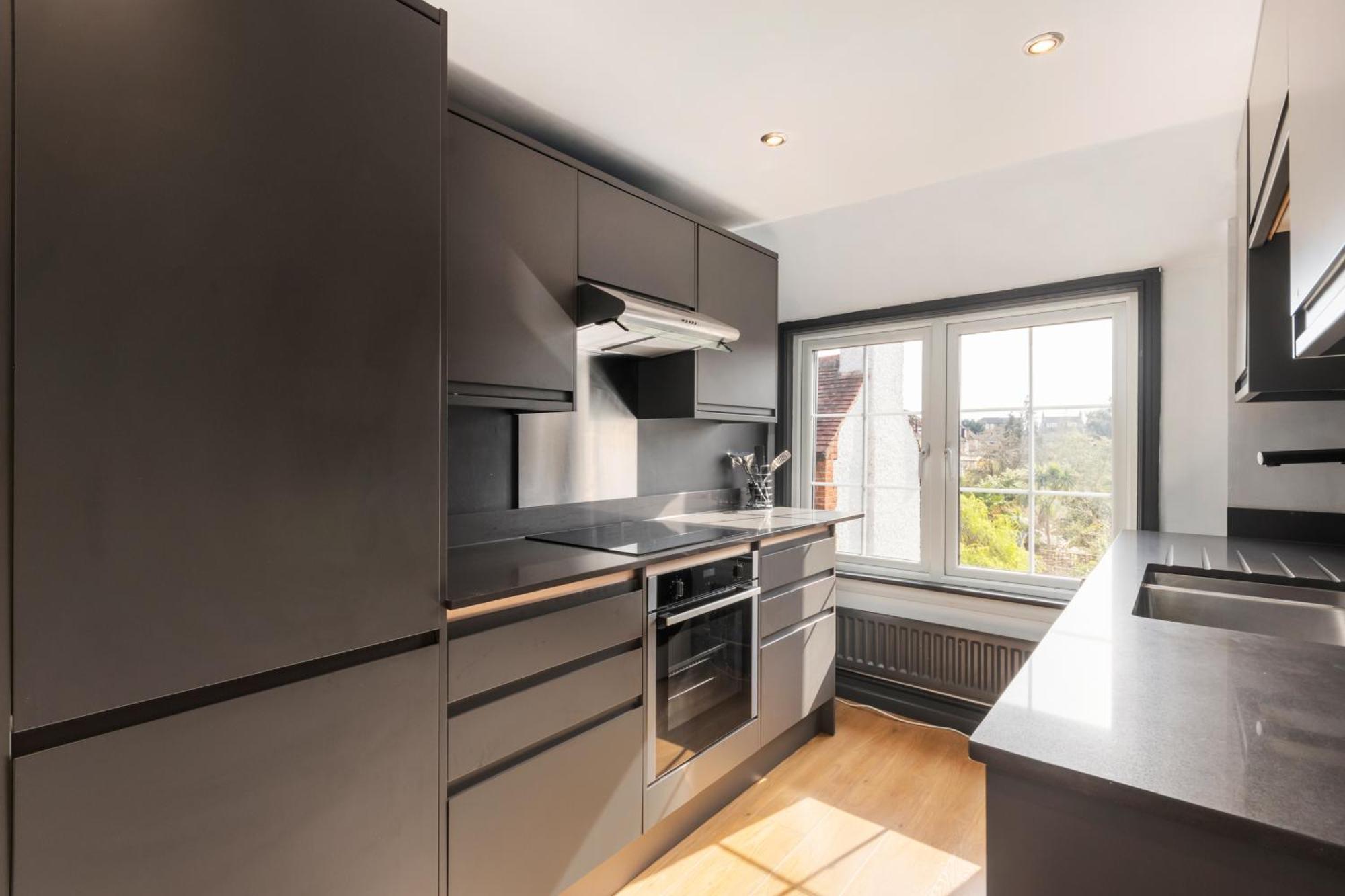 Designer 1 Bed Loft Apartment, Sw16 * Londen