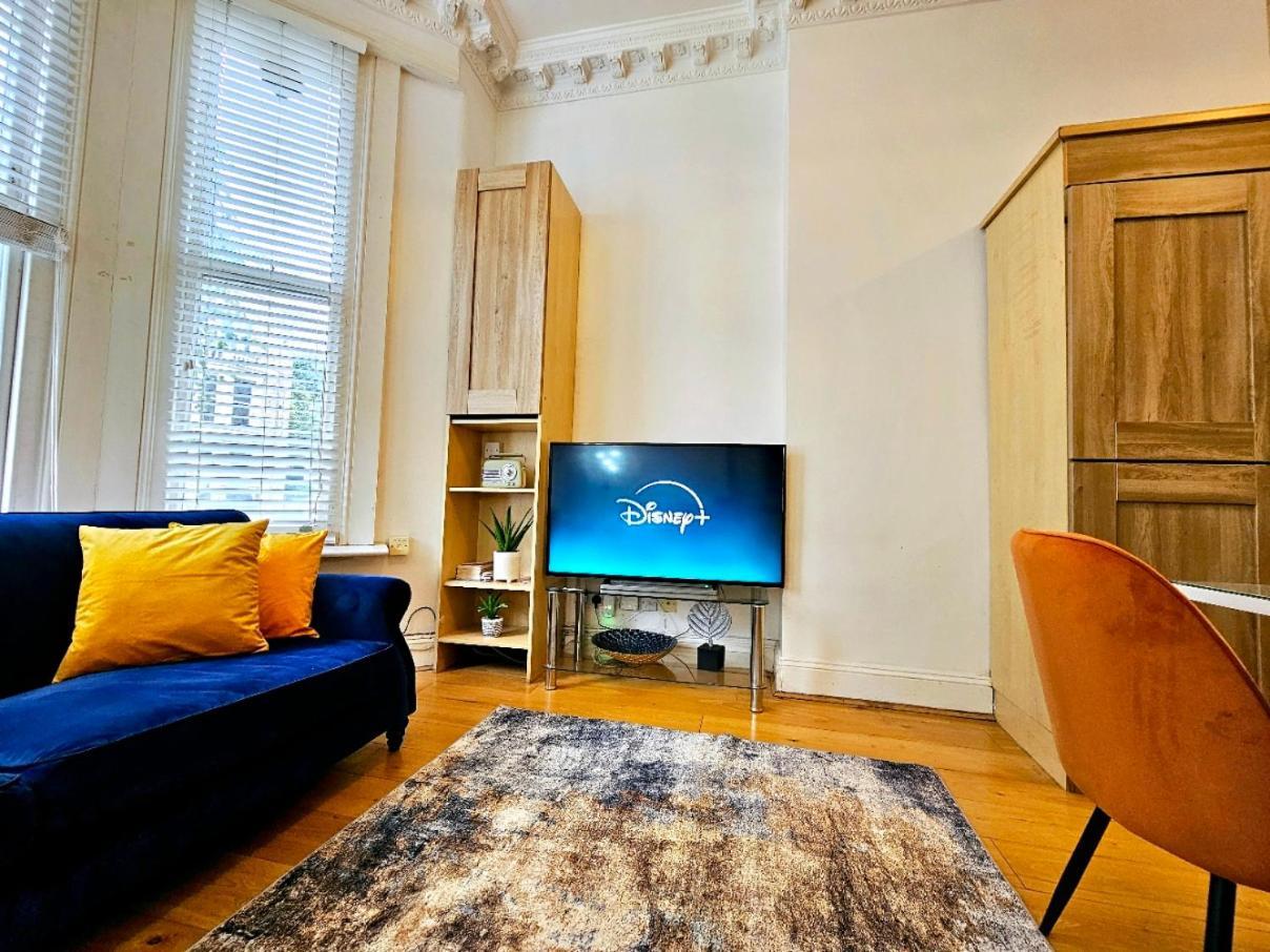 Lovely Ground Floor With High Ceiling And A Private Garden By Earl's Court Station Appartement