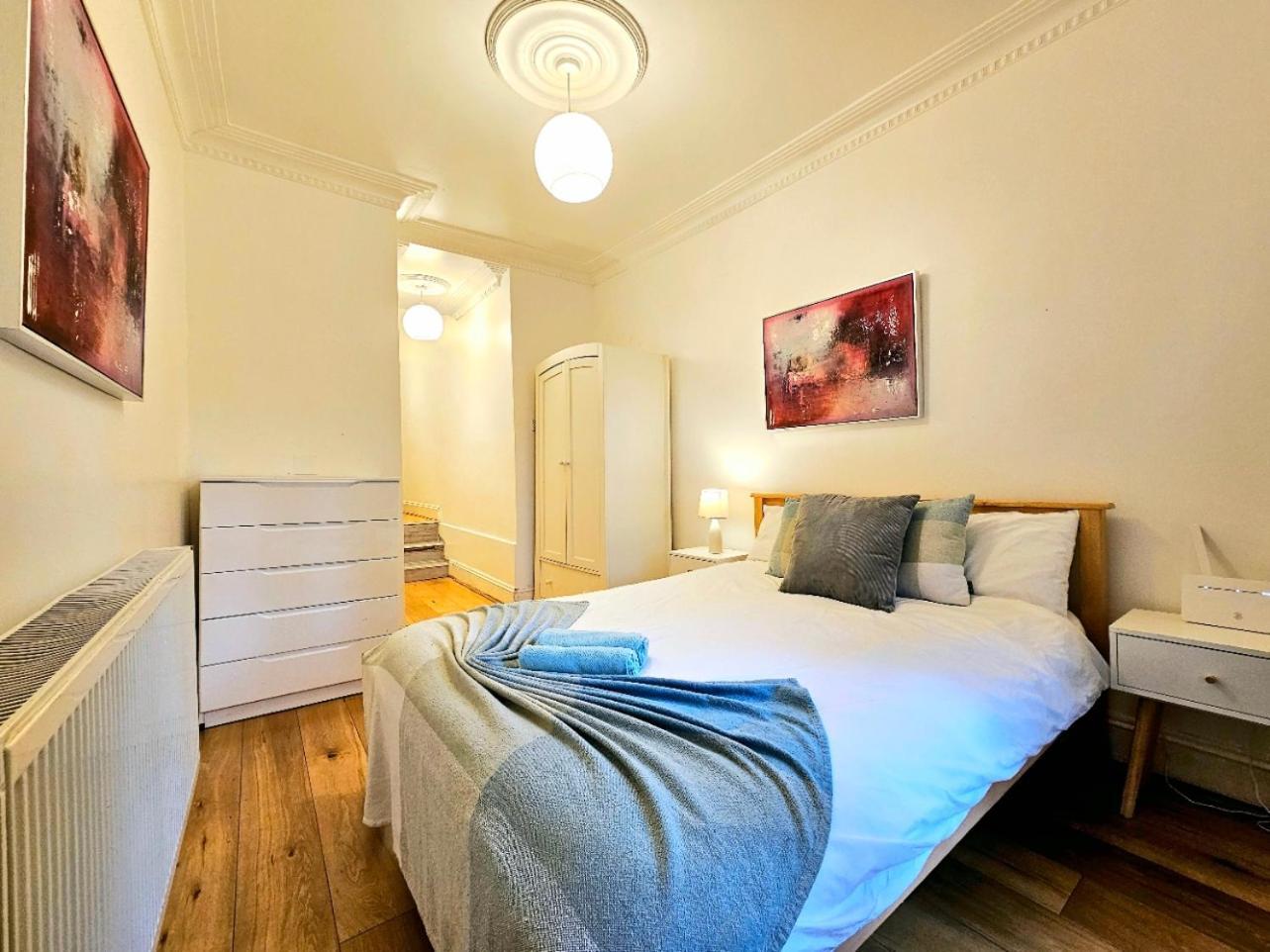 Appartement Lovely Ground Floor With High Ceiling And A Private Garden By Earl's Court Station Londen