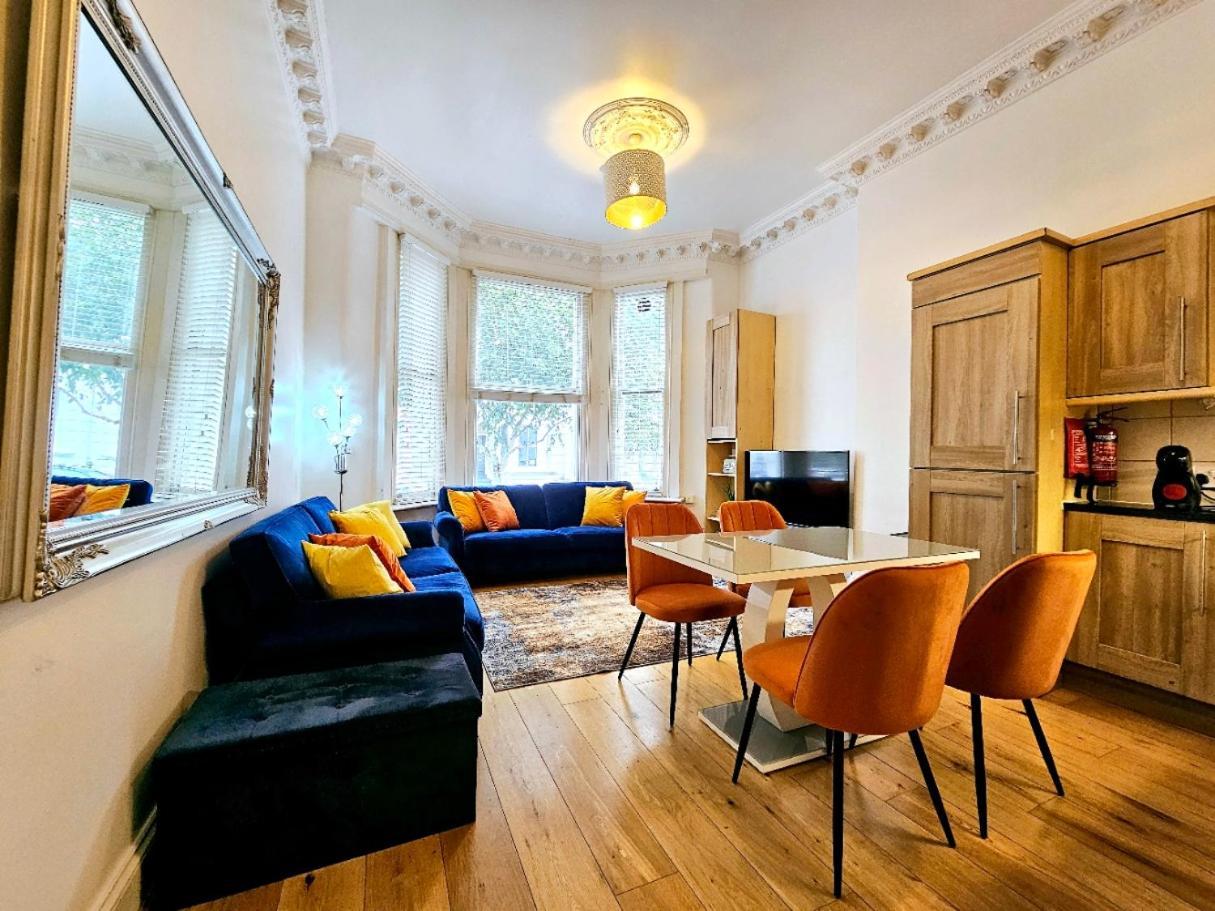 Lovely Ground Floor With High Ceiling And A Private Garden By Earl's Court Station Londen