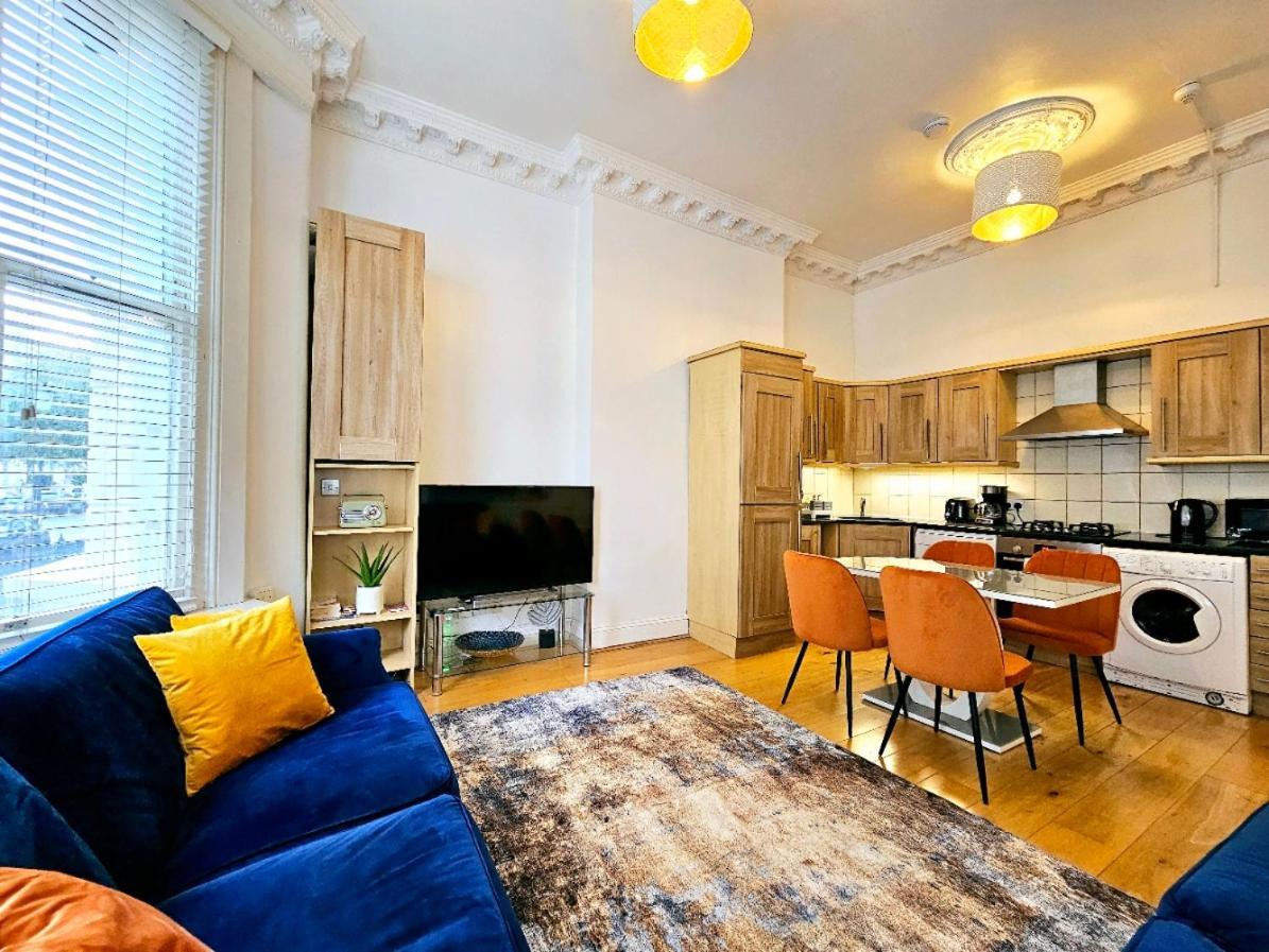 Lovely Ground Floor With High Ceiling And A Private Garden By Earl's Court Station * Londen