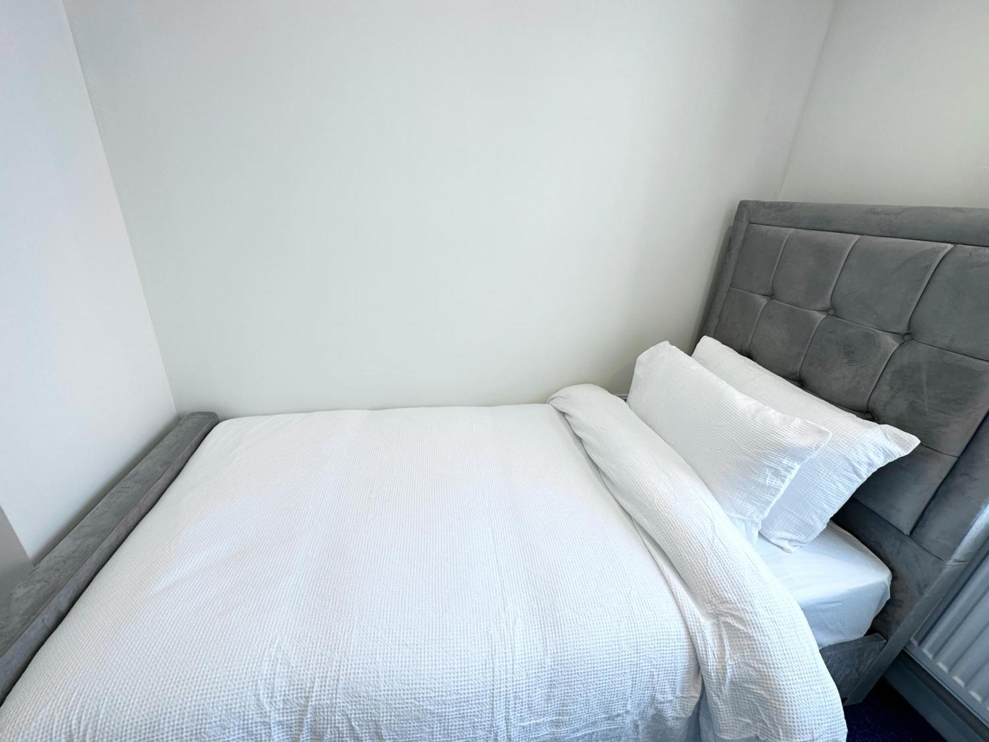 Newly Renovated Bedrooms Near Train And Bus Station Appartement Londen