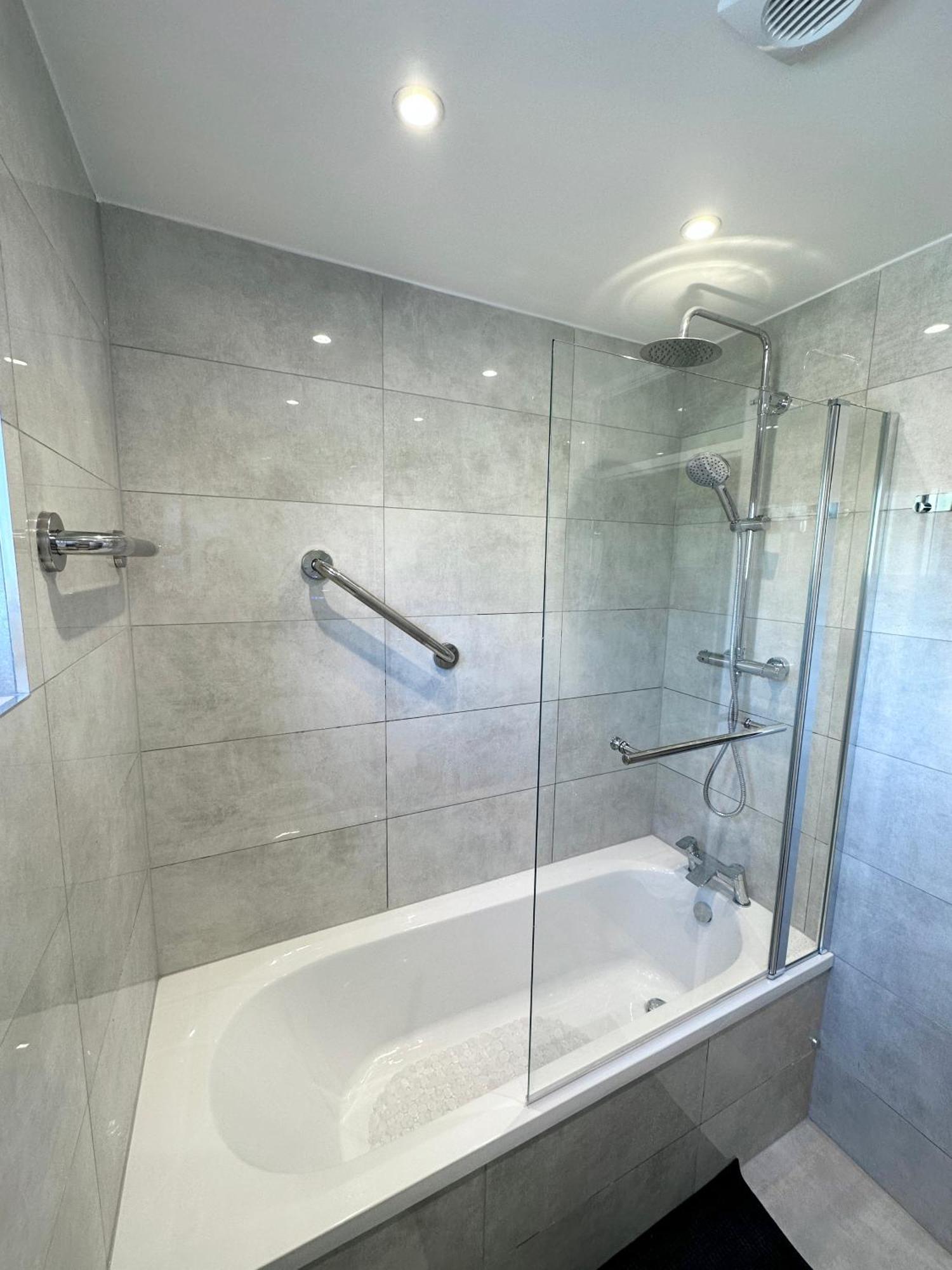 Appartement Newly Renovated Bedrooms Near Train And Bus Station Londen