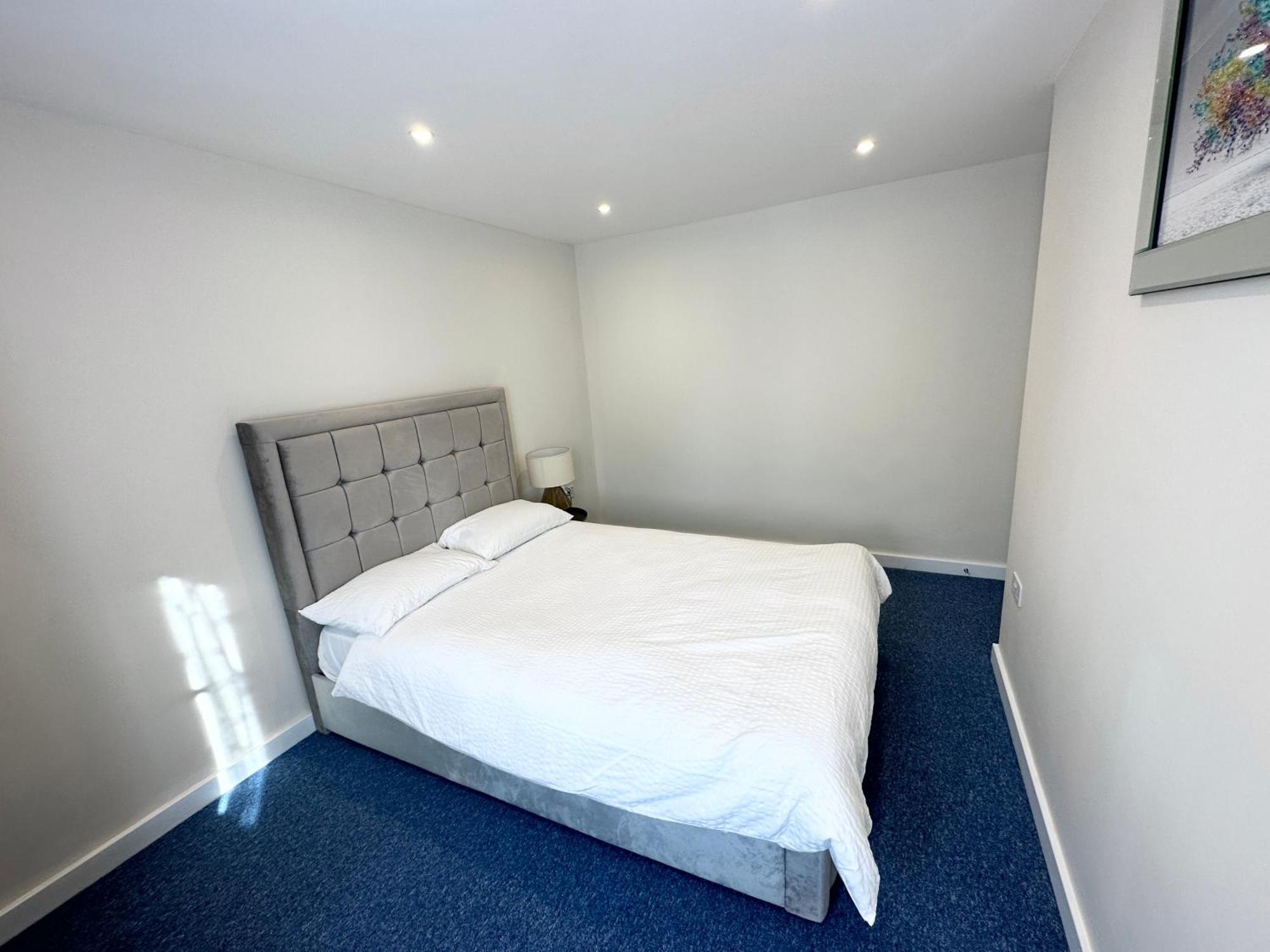 Newly Renovated Bedrooms Near Train And Bus Station * Londen