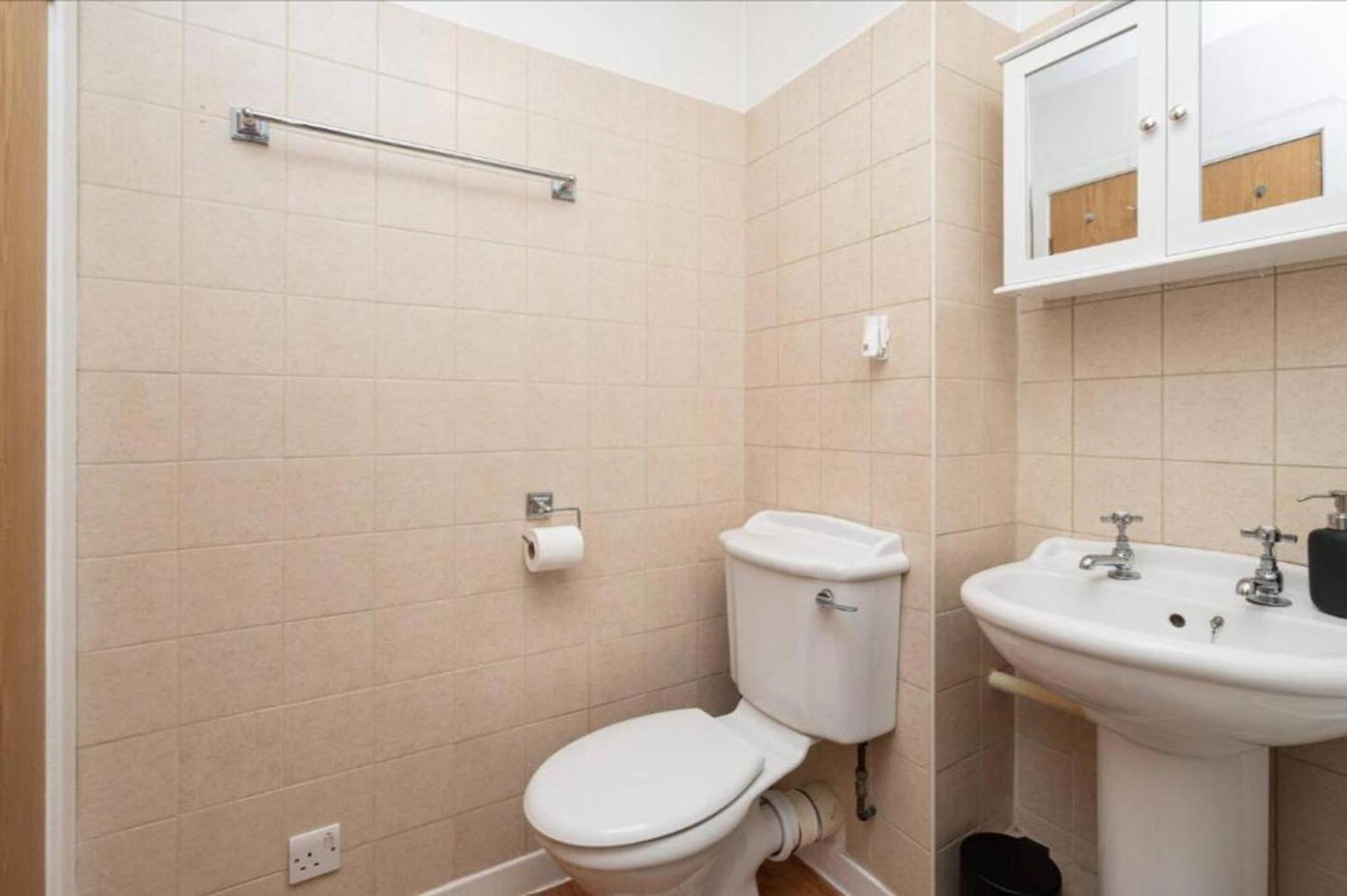 Cosy With Parking Apartment