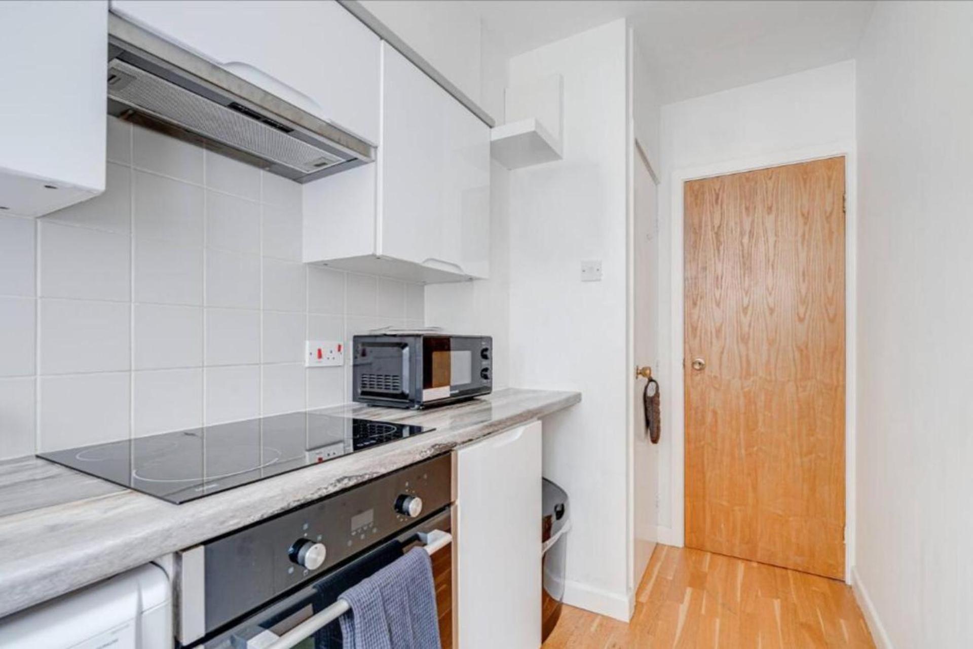 Apartment Cosy With Parking London