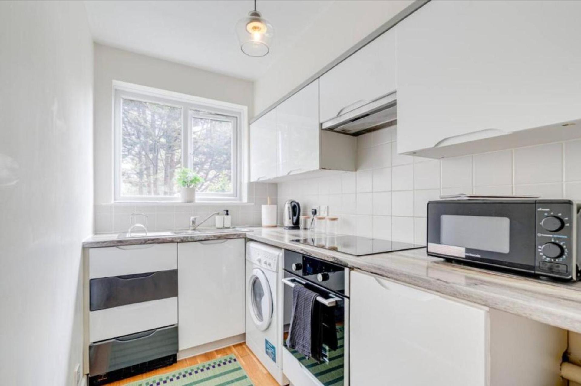 Cosy With Parking Apartment