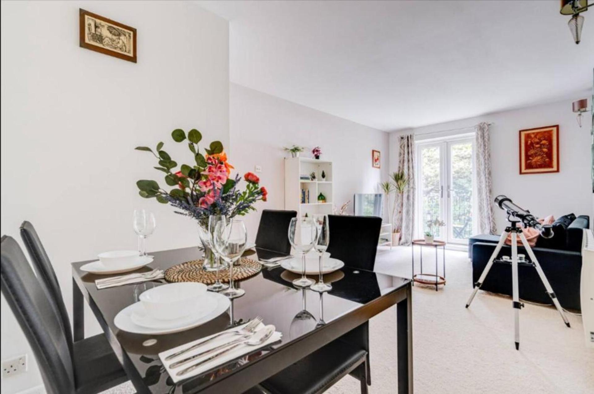 Apartment Cosy With Parking London