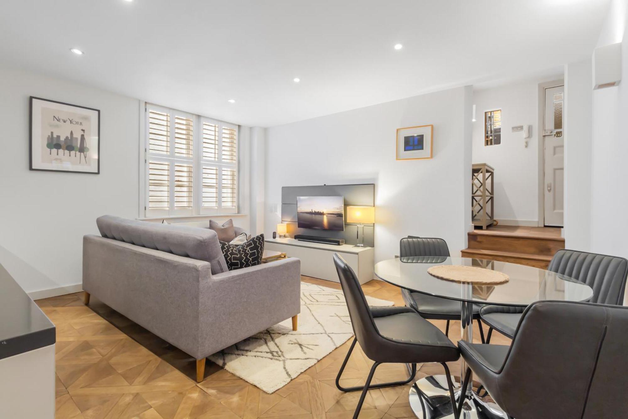 Luxurious Townhouse - La Reserve Knightsbridge Apartment *
