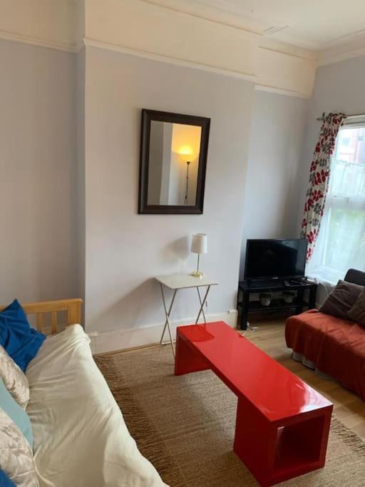 7 Bedroom Victorian House Zone 2 * Londen