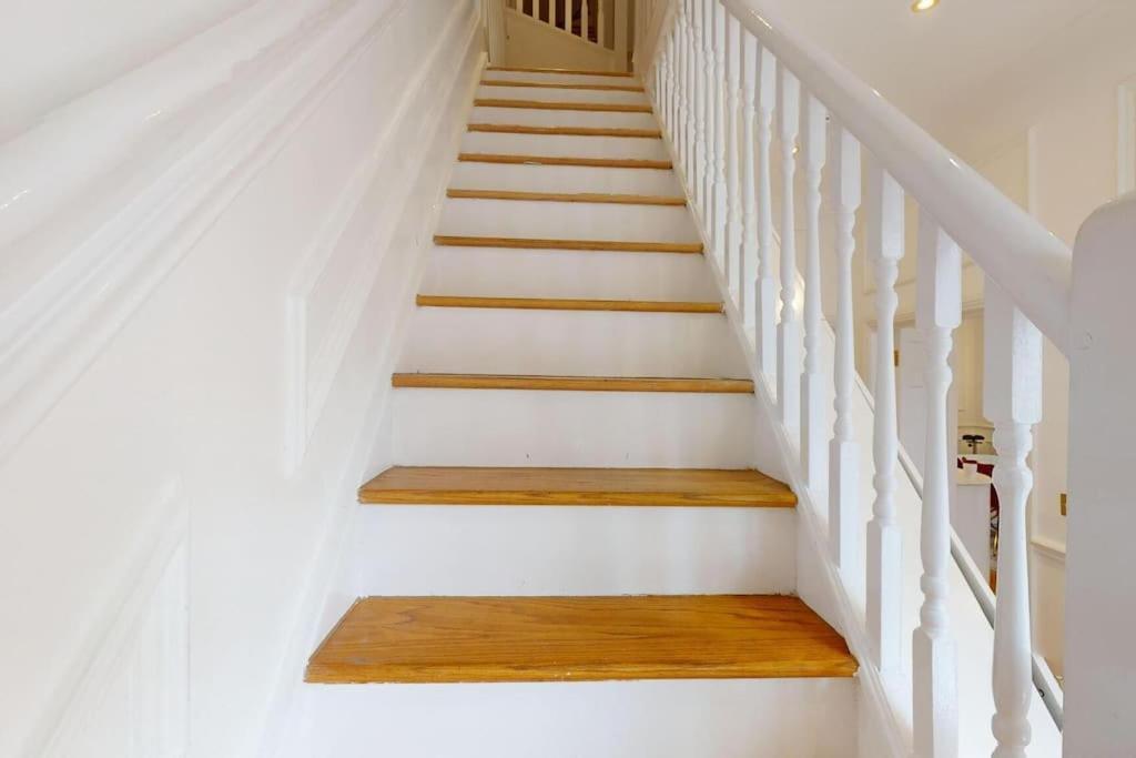 Holiday home -air Con- Premium House - Prime Location London