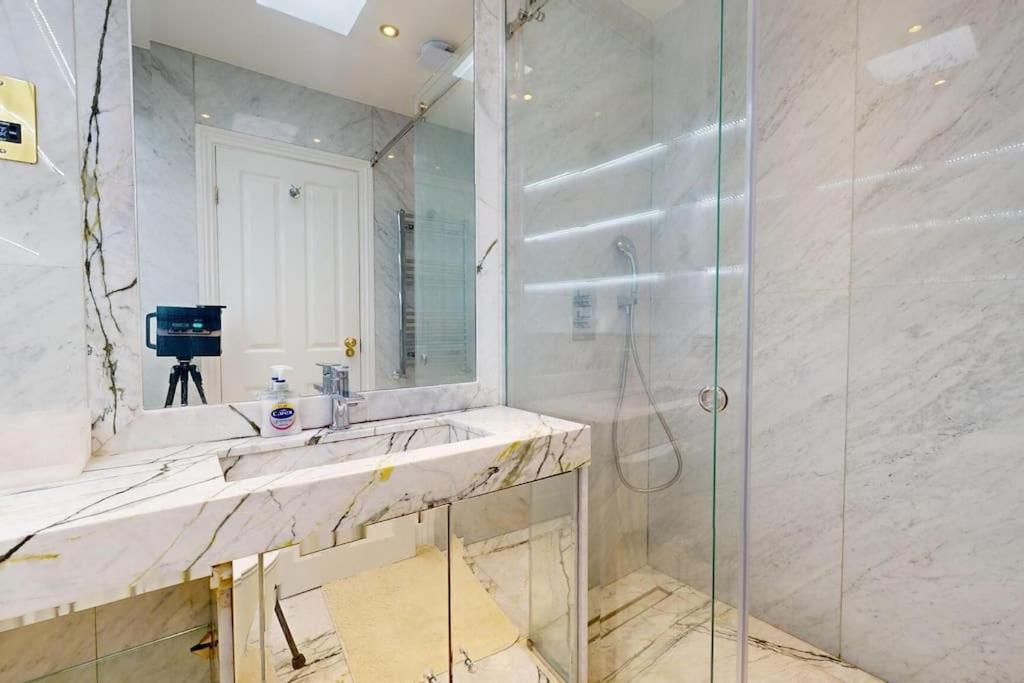 Holiday home -air Con- Premium House - Prime Location London