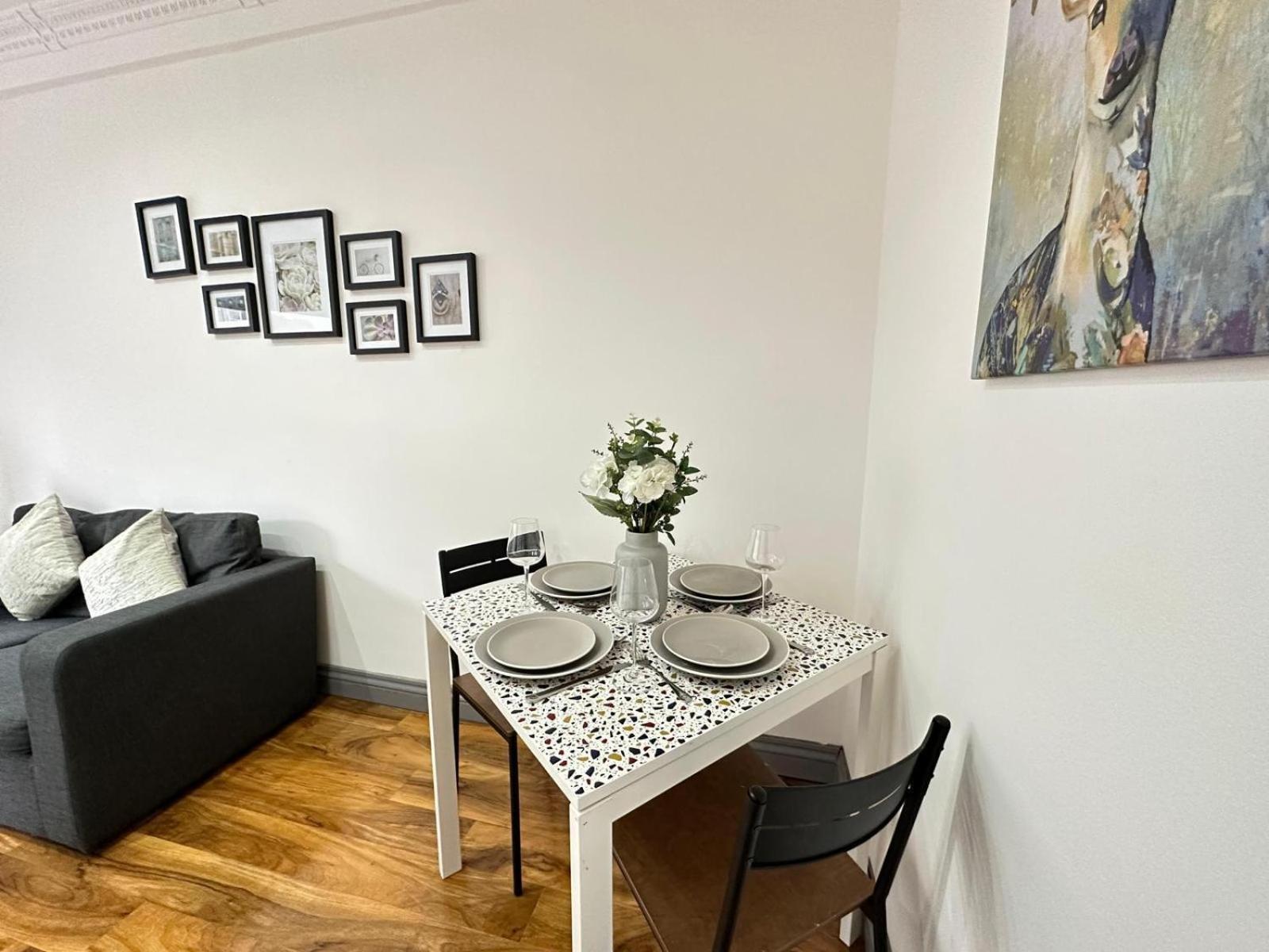 Stylish 1 Bedroom In Central Apartment