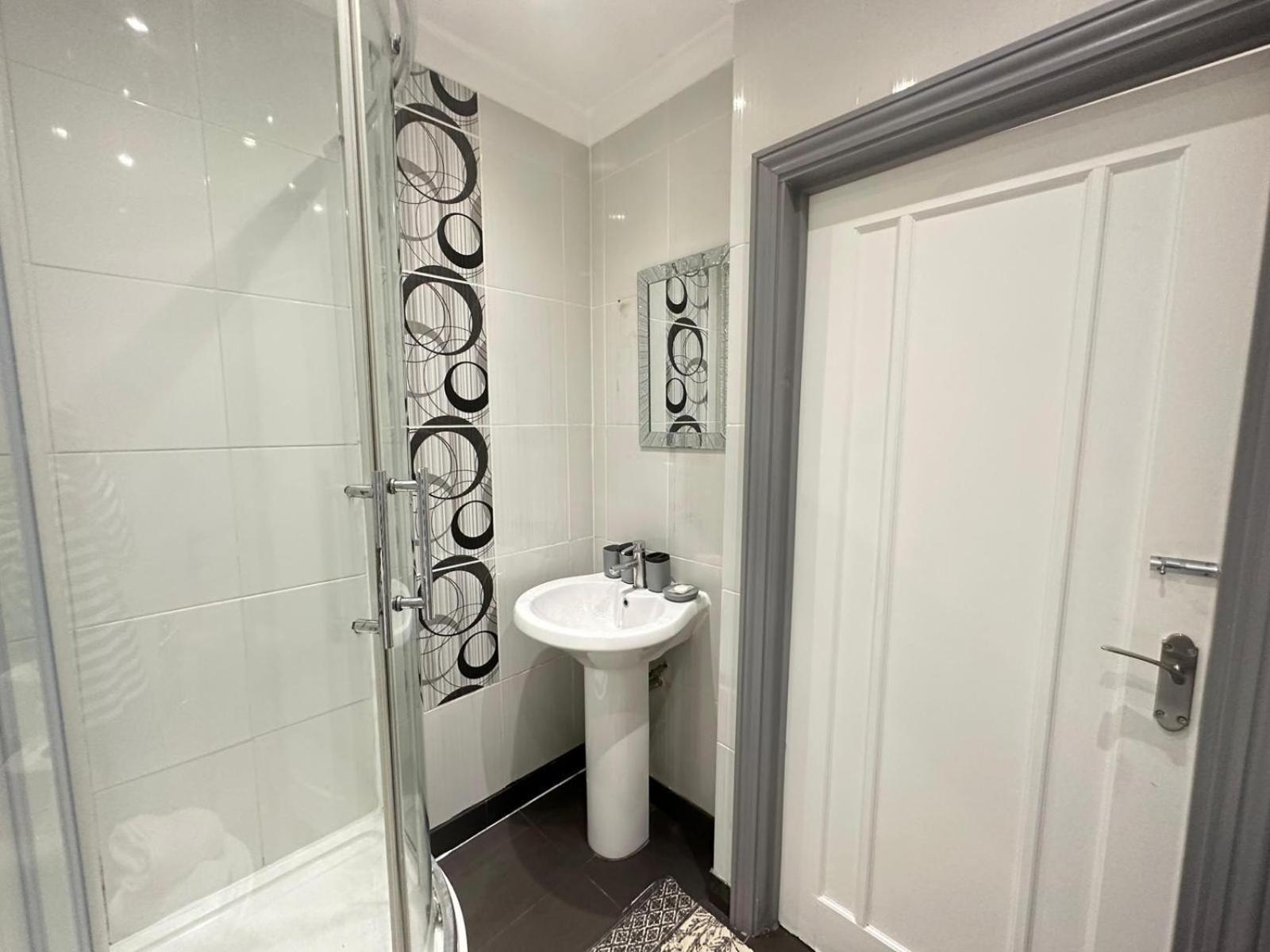 Stylish 1 Bedroom In Central Apartment *