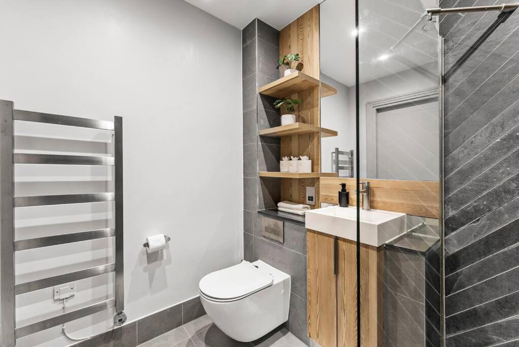 Appartement Stunning 2 Bed Flat In - Sleeps 8 -balcony Londen