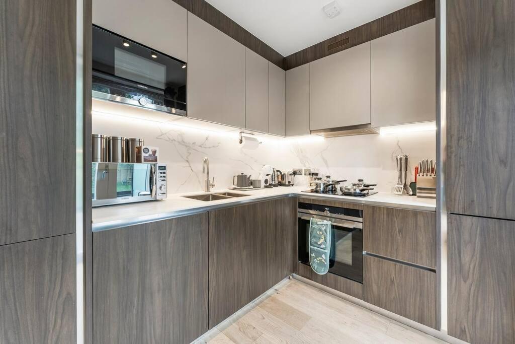 Stunning 2 Bed Flat In - Sleeps 8 -balcony * Londen