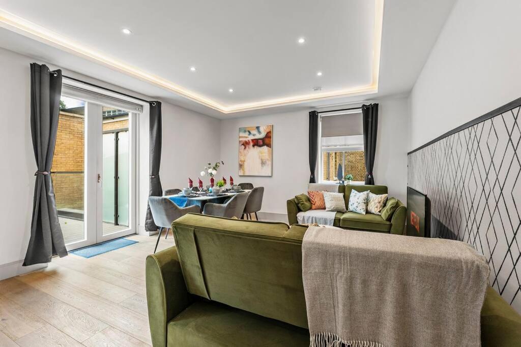 Stunning 2 Bed Flat In - Sleeps 8 -balcony Appartement Londen