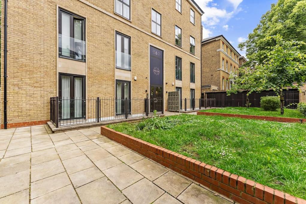 Stunning 2 Bed Flat In - Sleeps 8 -balcony Londen