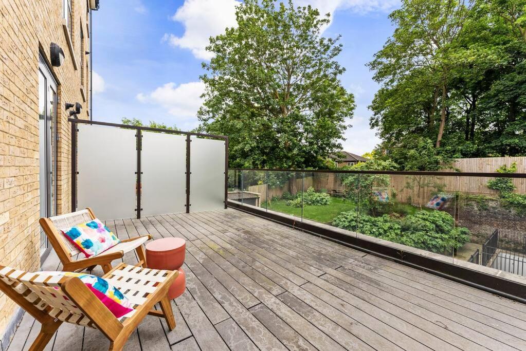Stunning 2 Bed Flat In - Sleeps 8 -balcony * Londen