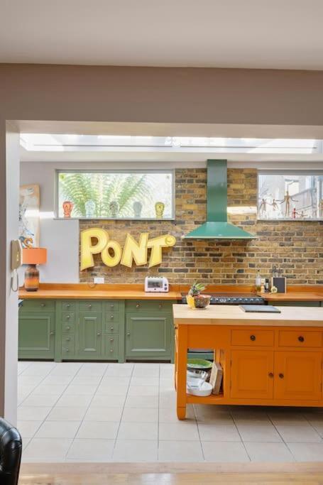 Iconic House In Wandsworth Vakantiehuis Londen