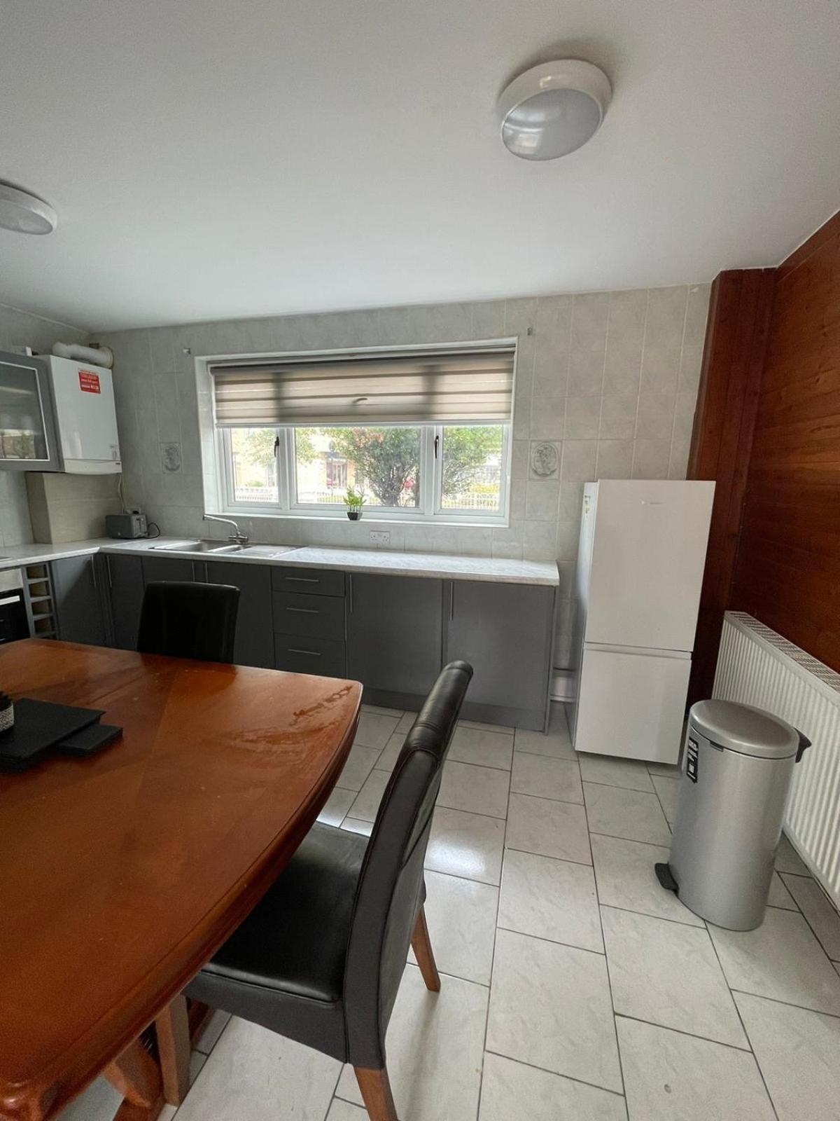 Lovely Spacious 3 Bedroom House With Sofa Bed, 30 Minutes From Vakantiehuis Londen