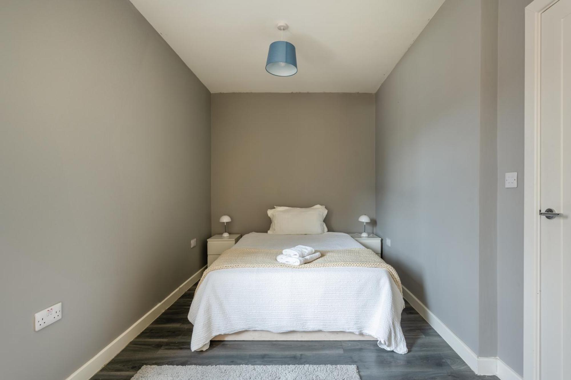 Modern Double With Shared Bathroom Rum i privatbostad London