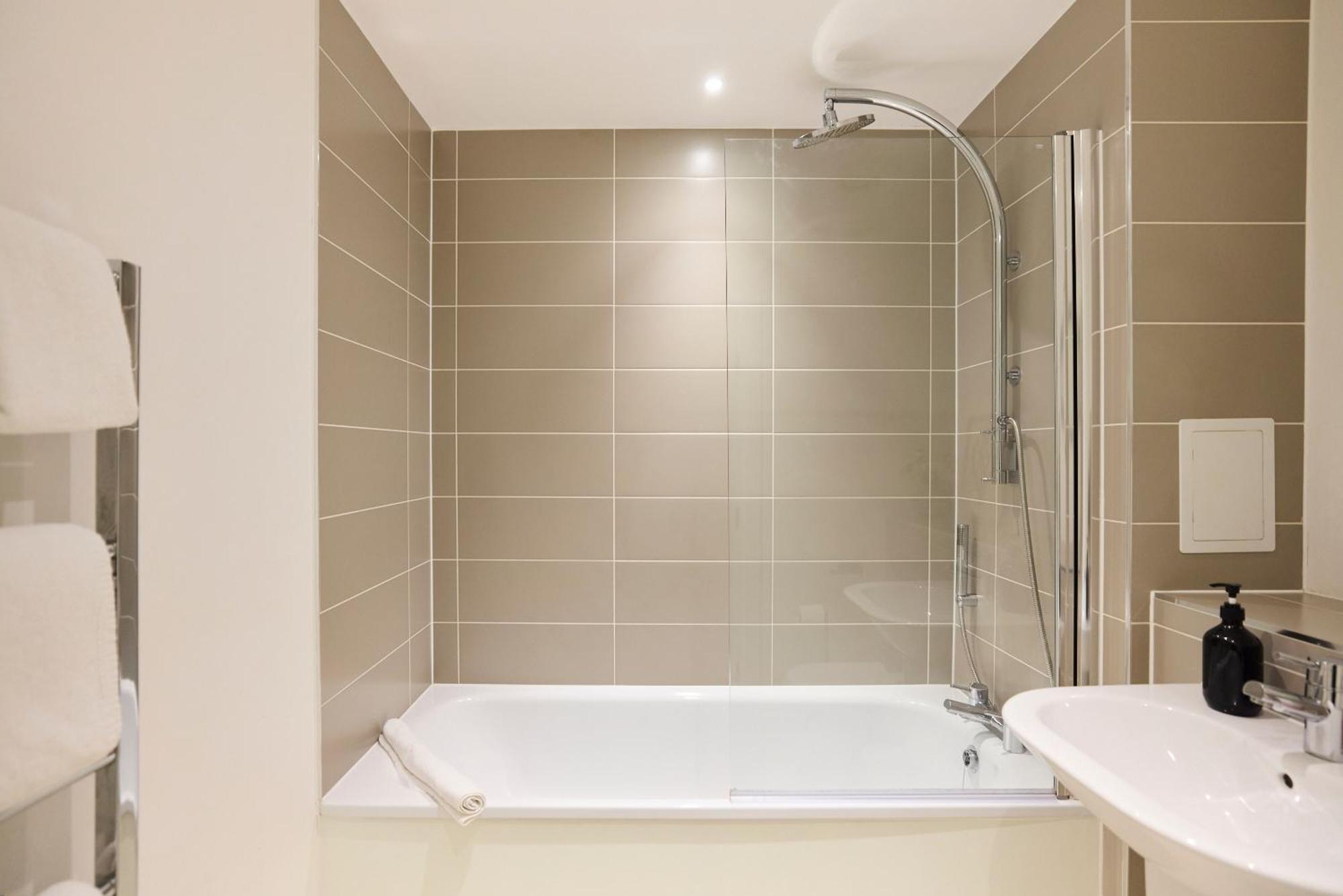 The River Lea Escape - Charming & Bright 2bdr Flat London