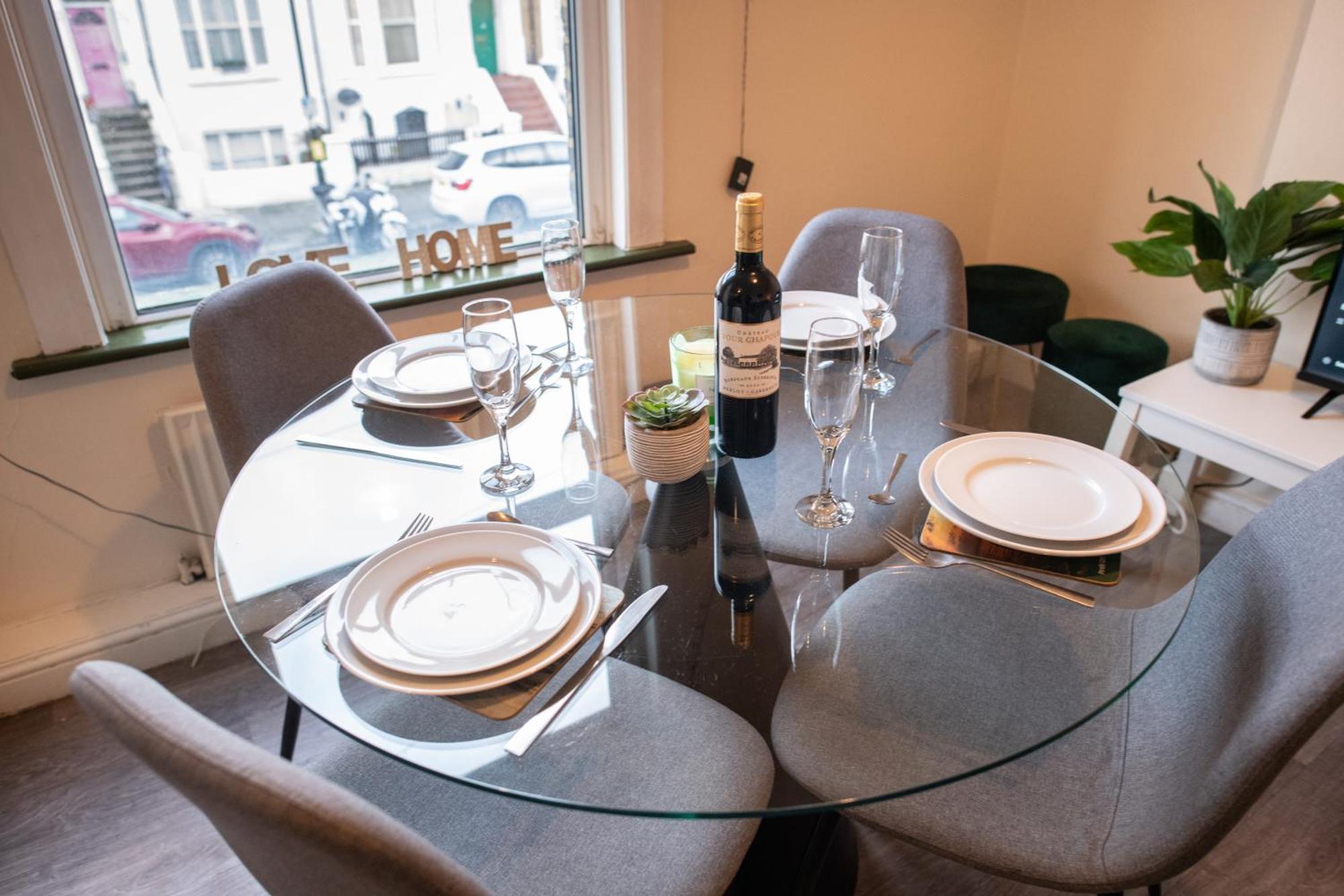 4 Bedroom Flat With High Speed Wi-fi In North Acton, Ealing, West Lejlighed London