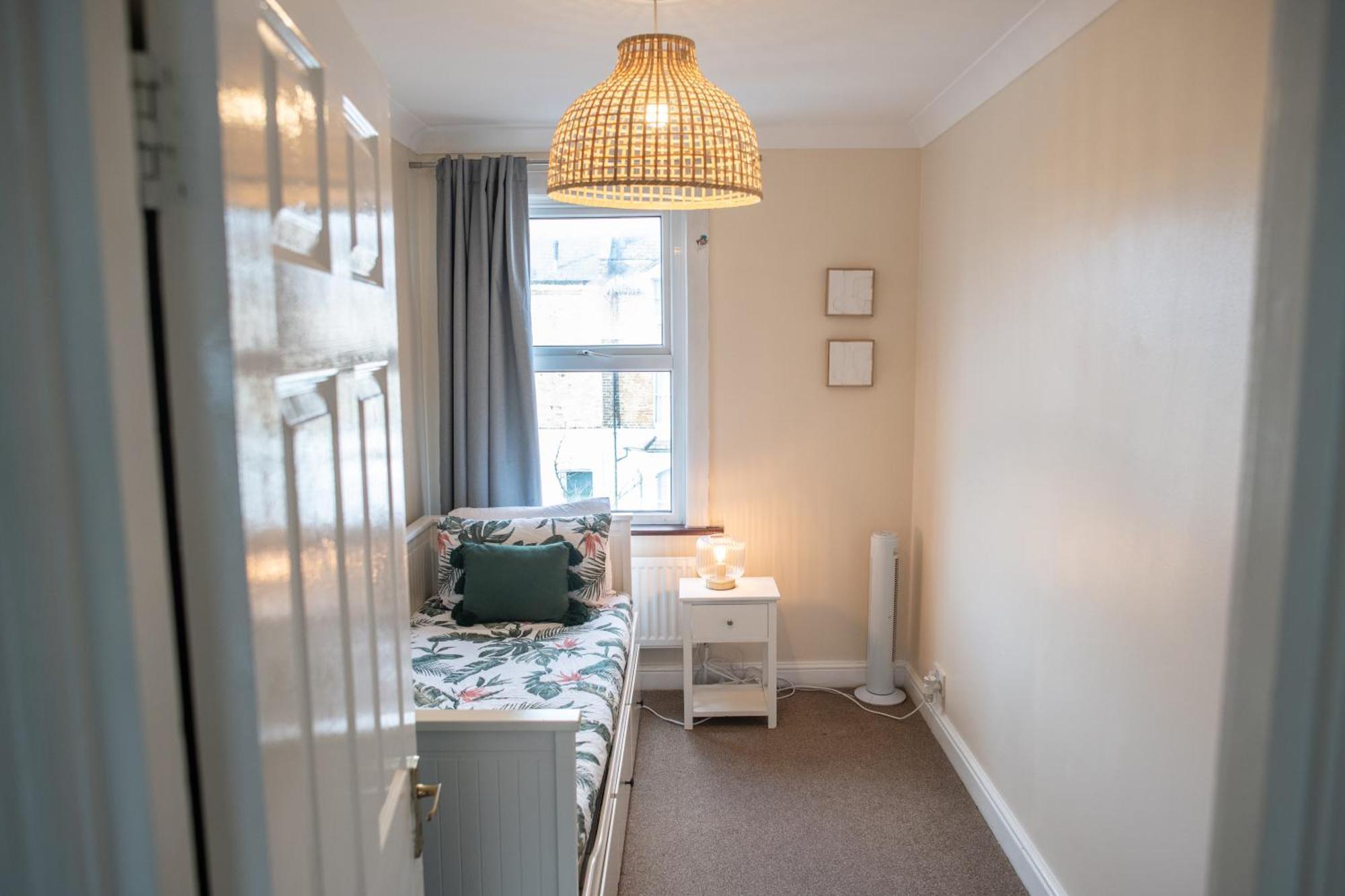 4 Bedroom Flat With High Speed Wi-fi In North Acton, Ealing, West Lejlighed *