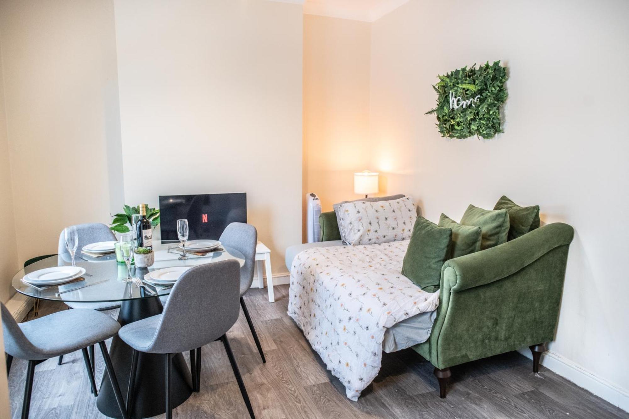 Lejlighed 4 Bedroom Flat With High Speed Wi-fi In North Acton, Ealing, West *
