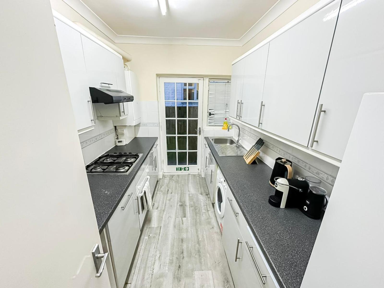 Cosy Near Hampstead Heath With Free On-site Parking & Private Gardens, Golders Green