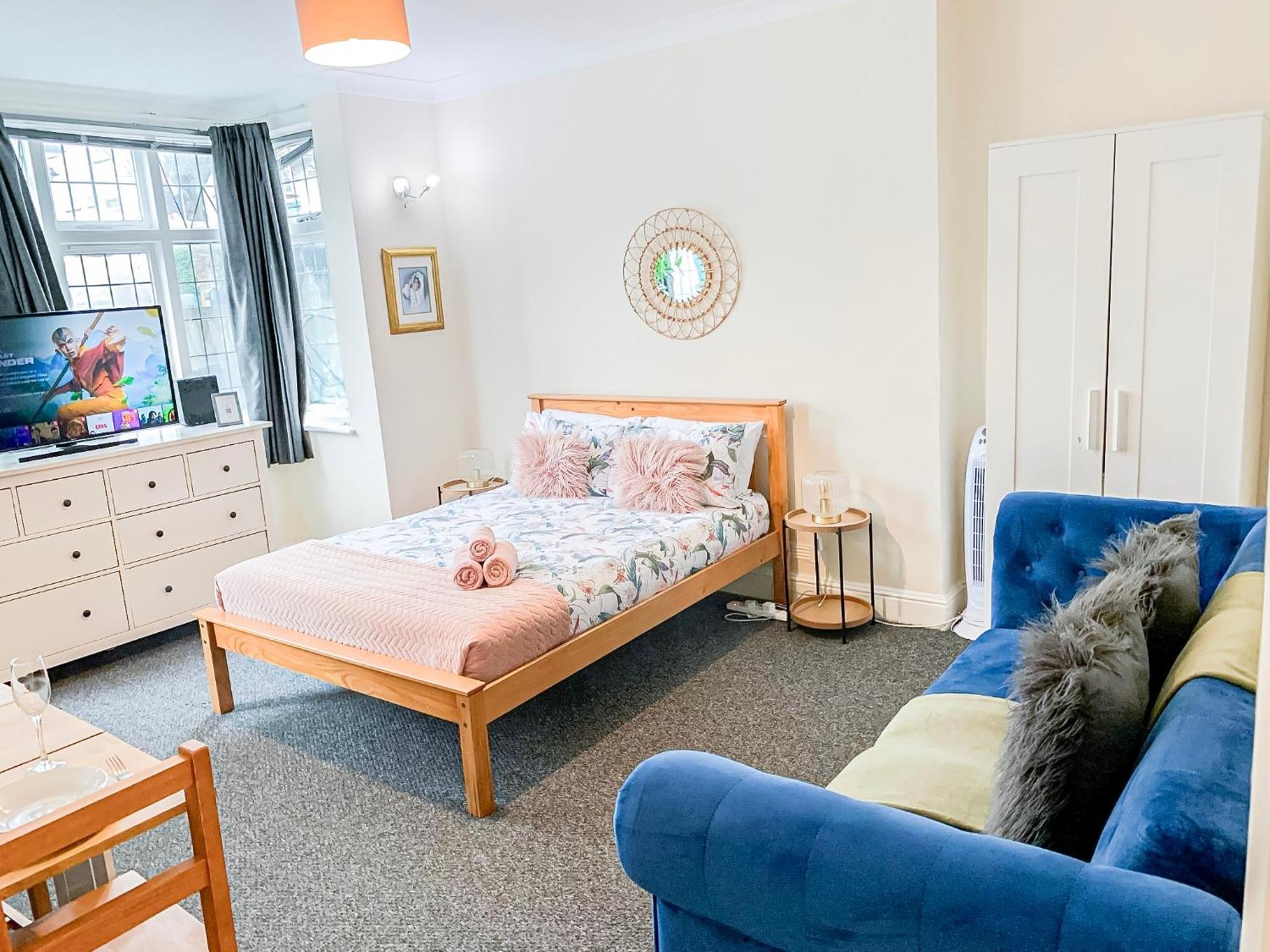 Cosy Near Hampstead Heath With Free On-site Parking & Private Gardens, Golders Green Appartement Londen