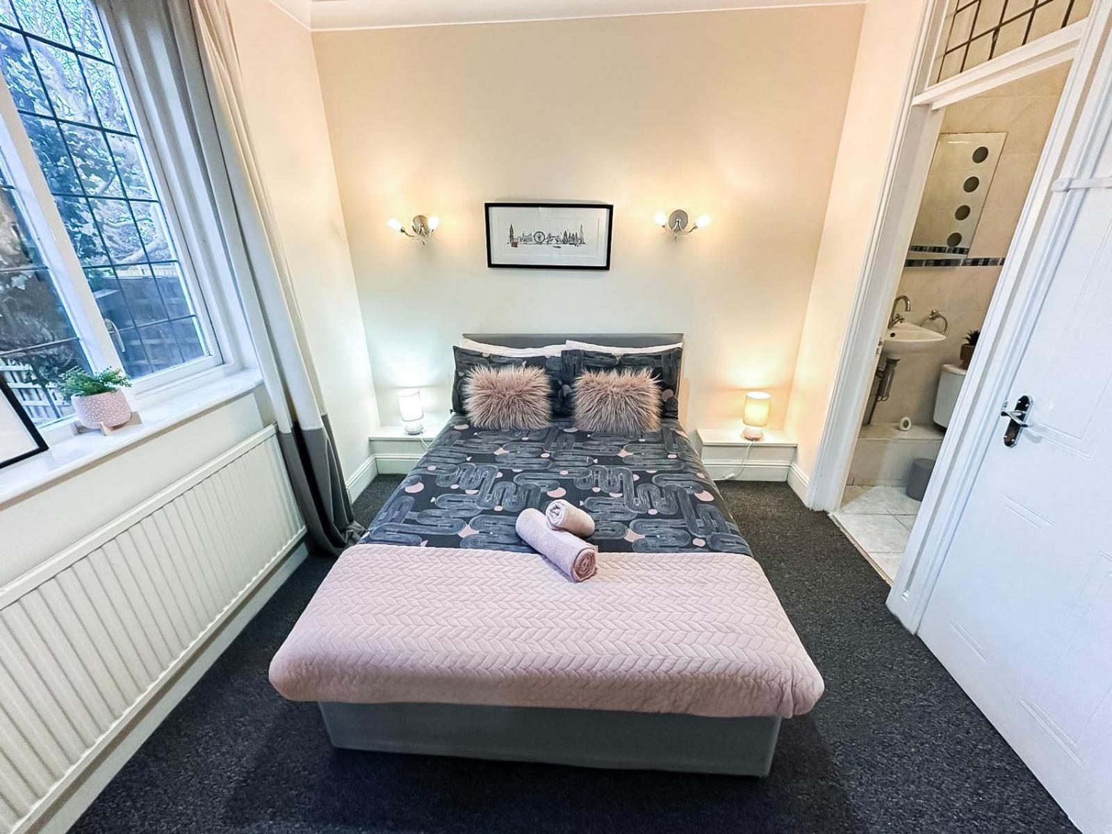 Cosy Near Hampstead Heath With Free On-site Parking & Private Gardens, Golders Green Londen